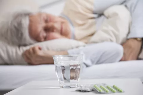 medicijnen op een nachtkastje