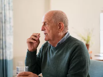 een oudere persoon die medicijnen gebruikt